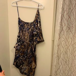 Beautiful short dress!